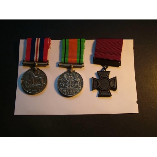 453 - Great Britain.  WWII Defence & War Medal, originals, plus reproduction Victoria Cross.  EF to UNC wi... 