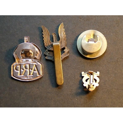 465 - Great Britain.  Small lot of metal & enamel pins, lapel badges, cap badges, etc., including SAS cap ... 