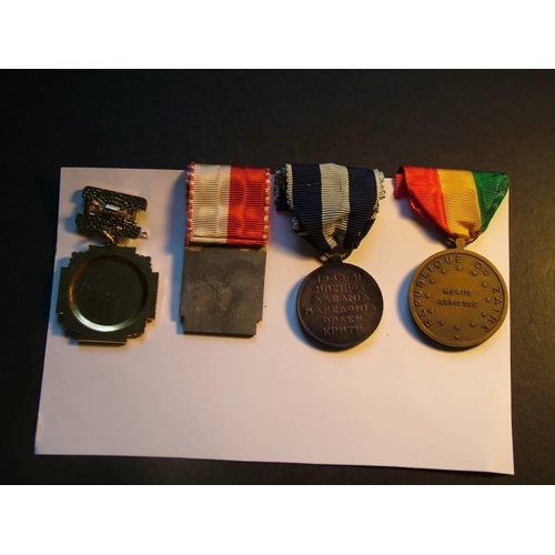 487 - World.  Small lot of original medals, including Zaïre, Merite Agricole.  Greece, 1940-41 War Medal, ... 