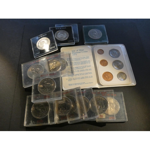 370 - ISLE OF MAN.  14x 25 Pence Crowns, each in Sandhill case, including; 1970 Manx Cat x10, 1972 silver ... 
