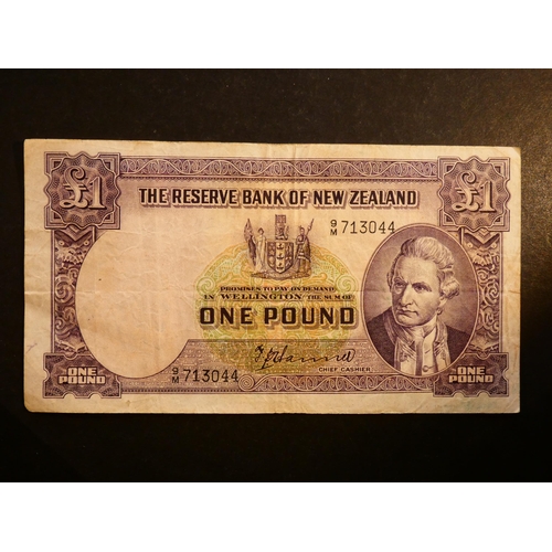 34 - NEW ZEALAND.  1 Pound, ND(1951), sign. HANNAH, P-159a, prefix 9/M, NF