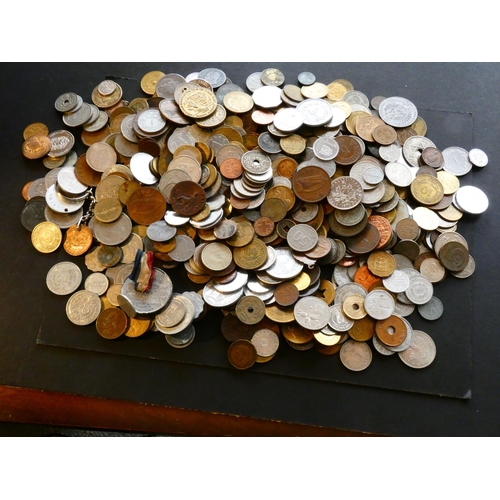 113 - COLLECTION - World.  2½kg of modern world coins, 19th to 21st century base metal minors, with a few ... 