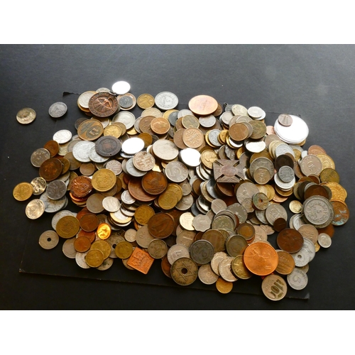 115 - COLLECTION – World.  2½kg of modern world coins, 19th to 21st century base metal minors, with a few ... 