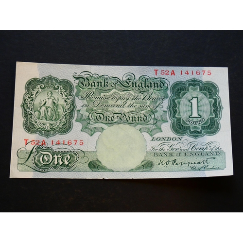 39 - GREAT BRITAIN – BANK OF ENGLAND.  1 Pound.  Sign. PEPPIATT, B260 (BE52b), serial number T52A 141675,... 