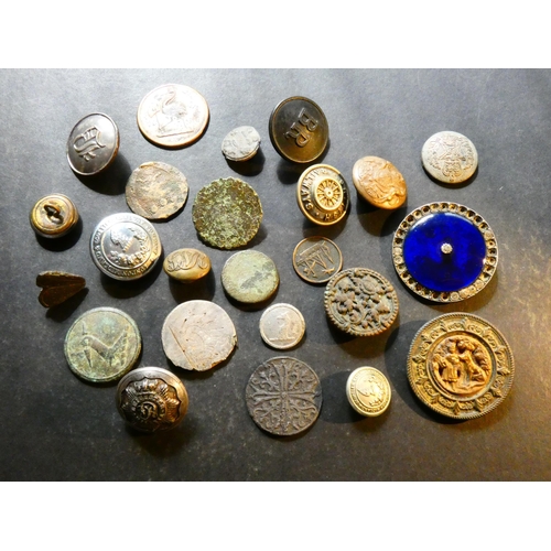 565 - BUTTONS.  Collection of late 18th or early 19th to 20th century buttons, including various liveries,... 