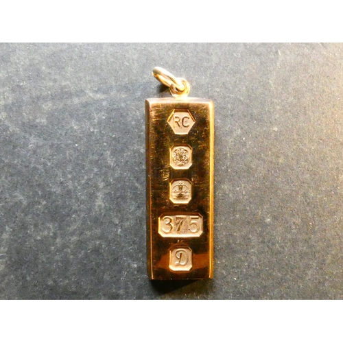 566 - JEWELLERY.  9ct hallmarked gold ingot, 29.20g, Sheffield 1978, GVF, with suspension ring.