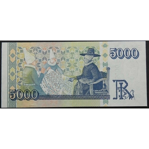 22 - ICELAND.  5000 Kronur, 22.5.2001, P-60, UNC