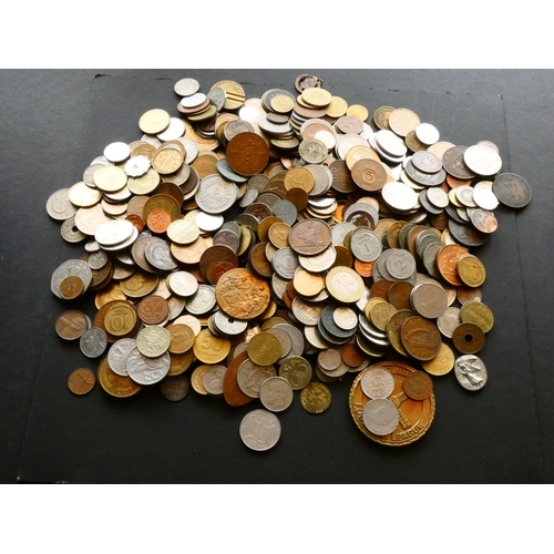 162 - COLLECTION - World.  2½kg of modern world coins & tokens, 19th to 21st century base metal minors.