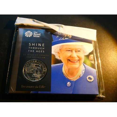 249 - UNITED KINGDOM.  5 Pounds.  2017, Elizabeth II sapphire jubilee, copper-nickel BUNC in Royal Mint pa... 