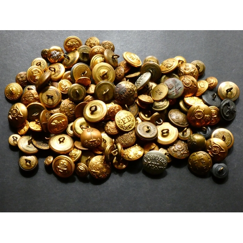 513 - UNITED KINGDOM.  Collection of vintage buttons, military, police, livery, etc., mostly brass.  (127)