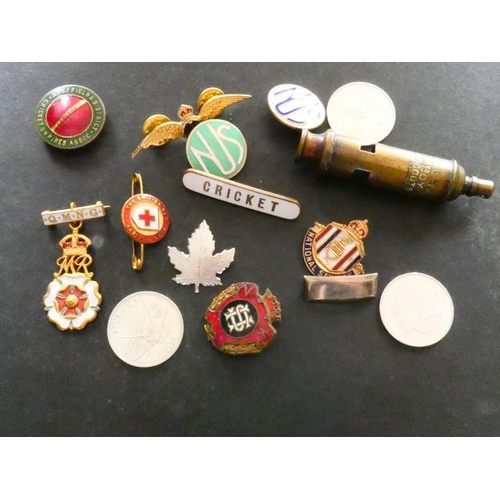 522 - VARIOUS.  Mixed lot, including badges; NATIONAL SAVINGS, BRITISH RED CROSS, 2x National Union of Stu... 