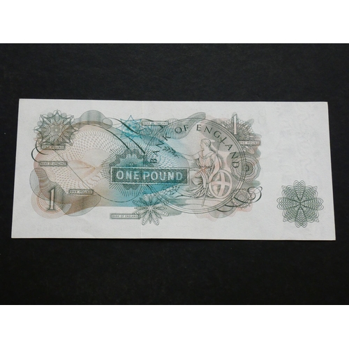 68 - GREAT BRITAIN, BANK OF ENGLAND.  1 Pound.  Sign. HOLLOM, B288 (BE64b), first series, serial number B... 