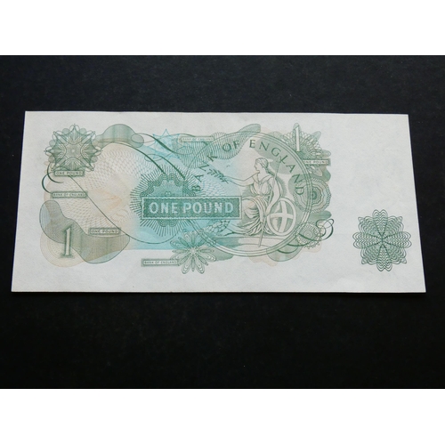 70 - GREAT BRITAIN, BANK OF ENGLAND.  1 Pound.  Sign. PAGE, B322 (BE81c), Error; mis-matched serial numbe... 