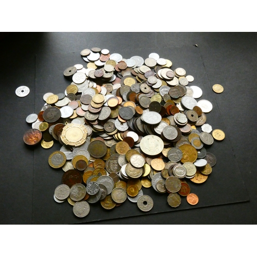 144 - COLLECTION - World.  2½kg of modern world coins & tokens, 19th to 21st century base metal minors.