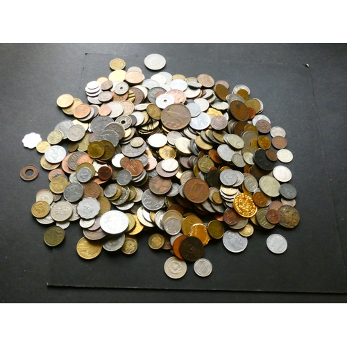 146 - COLLECTION - World.  2½kg of modern world coins & tokens, 19th to 21st century base metal minors.