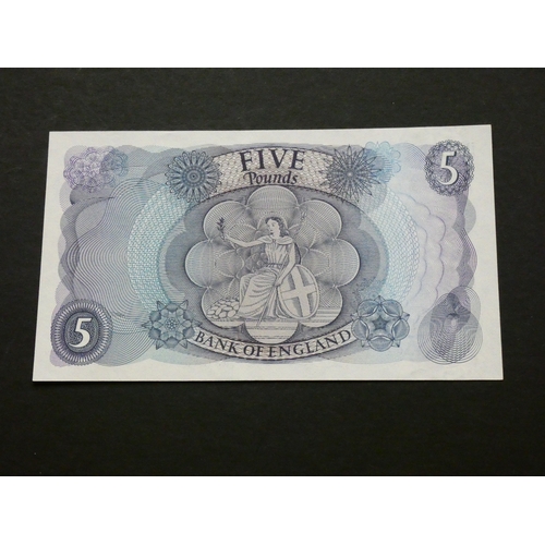 64 - GREAT BRITAIN, BANK OF ENGLAND.  5 Pounds.  Sign. HOLLOM, B297 (BE99d), serial number R05 954098, la... 