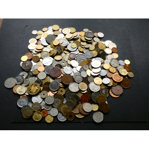 184 - COLLECTION, World.  2½kg of modern world coins & tokens, 19th to 21st century base metal minors.