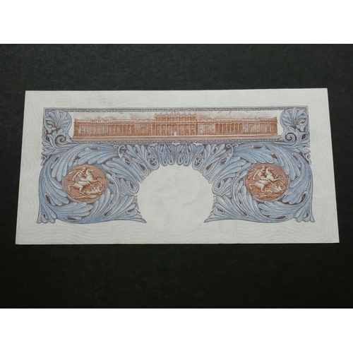 43 - GREAT BRITAIN, BANK OF ENGLAND.  1 Pound.  Sign. PEPPIATT, B249 (BE47j), serial number M45H 705169, ... 