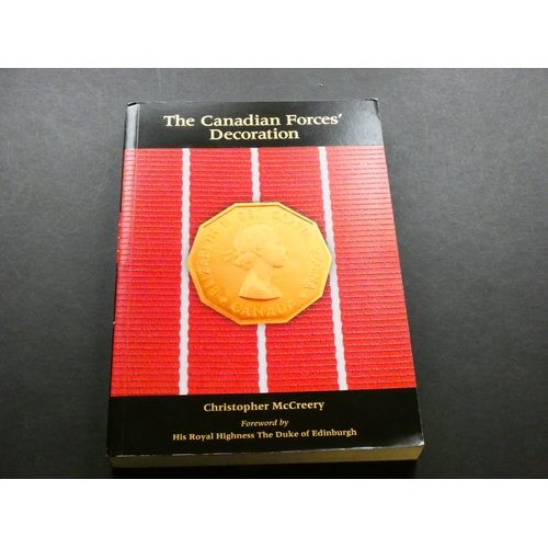 35 - BOOK. Medals & militaria, Canada,  Christopher McCreery, THE CANDIAN FORCES' DECORATION, (2009), lar... 