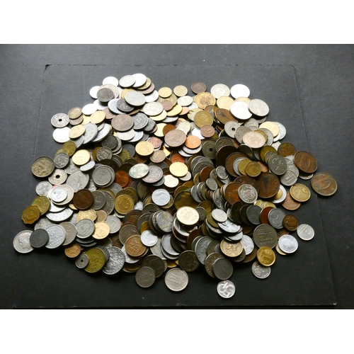 127 - COINS.  World, 2½kg of modern world coins and tokens.