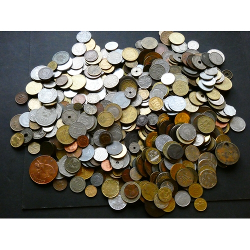 149 - COINS. World, 2½kg modern world coins and tokens.