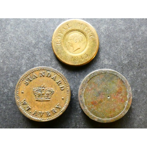 169 - WEIGHTS.  United Kingdom, Victoria (1937-1901), small group of brass coin weights, including ½ Sover... 