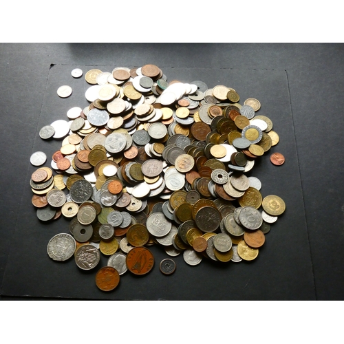 236 - COINS. World, 2½kg modern world coins and tokens.