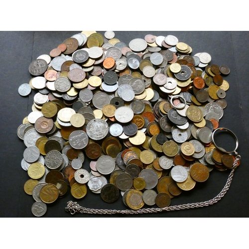 240 - COINS.  2½ kg modern world coins & tokens.