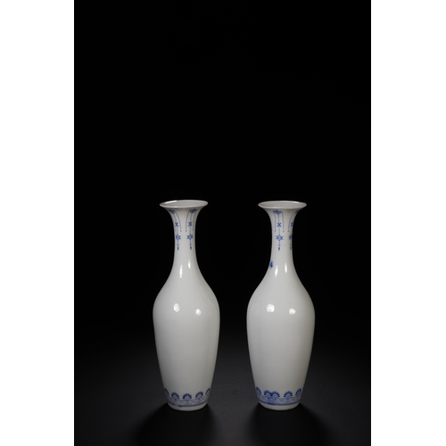 106 - A pair of blue and white with ink colour decorative vase each 19.5cm high, 6cm wide