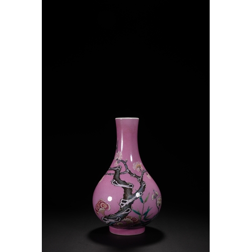 113 - A floral vase with Yongzheng six-character mark, Qing Dynasty 22cm high, 12.5cm wide