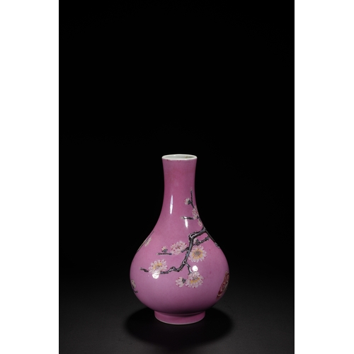 113 - A floral vase with Yongzheng six-character mark, Qing Dynasty 22cm high, 12.5cm wide