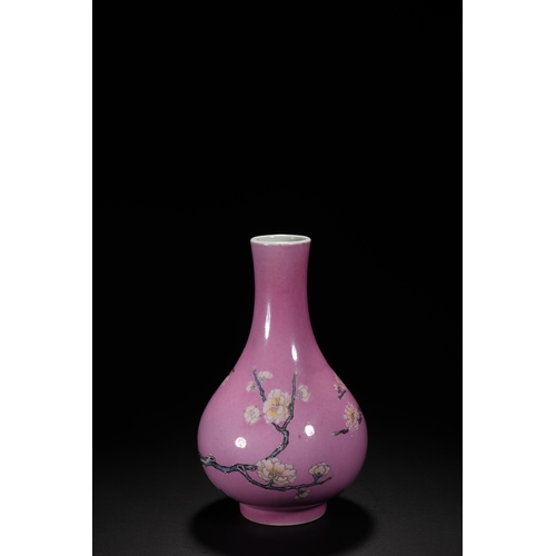 113 - A floral vase with Yongzheng six-character mark, Qing Dynasty 22cm high, 12.5cm wide