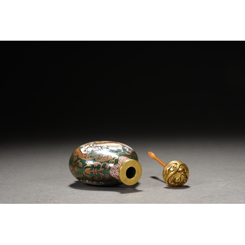 121 - An enamel-painted snuff bottle 'pine and deer' with yongzheng four-character mark, Qing Dynasty6cm h... 