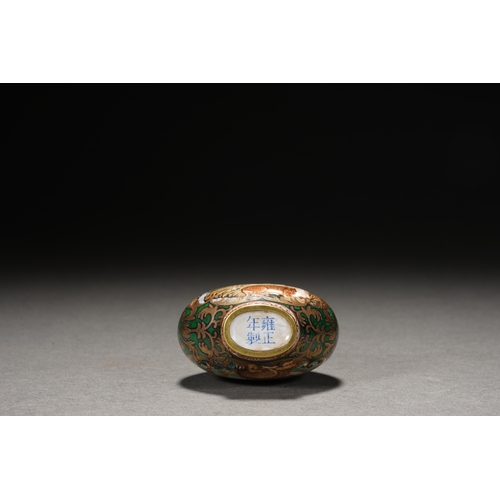 121 - An enamel-painted snuff bottle 'pine and deer' with yongzheng four-character mark, Qing Dynasty6cm h... 