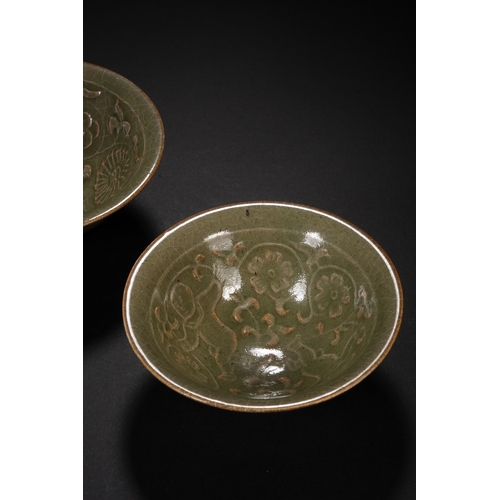 14 - A pair of longquan bowl 10cm diameter, 4cm high