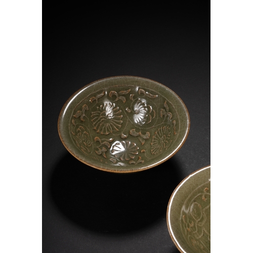 14 - A pair of longquan bowl 10cm diameter, 4cm high