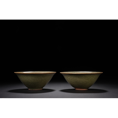 14 - A pair of longquan bowl 10cm diameter, 4cm high