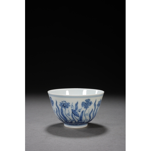 200 - A blue and white 'fish and water plant' cup 8.7cm diameter, 5.5cm high