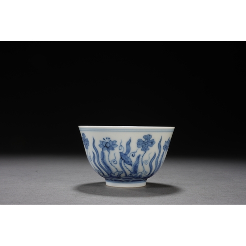 200 - A blue and white 'fish and water plant' cup 8.7cm diameter, 5.5cm high