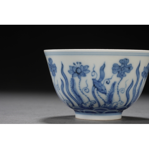 200 - A blue and white 'fish and water plant' cup 8.7cm diameter, 5.5cm high