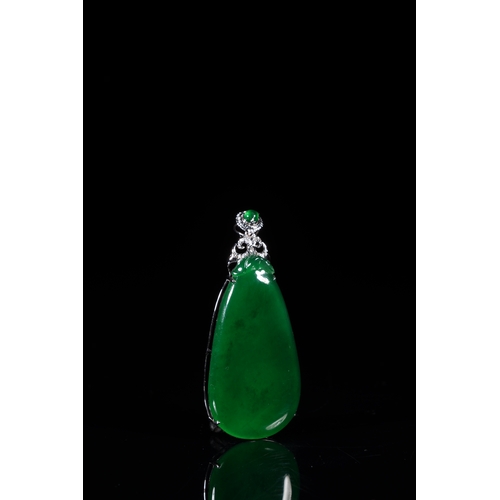 21 - A jadeitte pendant4.3cm high