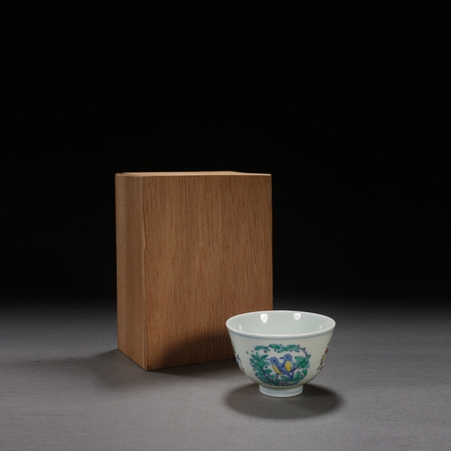 46 - A wucai 'birds and floral' cup with chenghua six-character mark8.3cm diameter, 5.5cm high