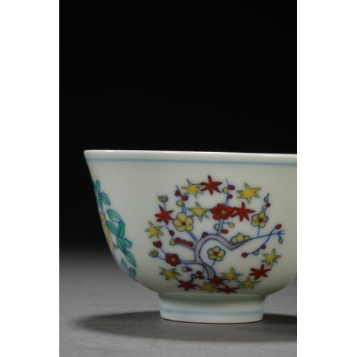 46 - A wucai 'birds and floral' cup with chenghua six-character mark8.3cm diameter, 5.5cm high