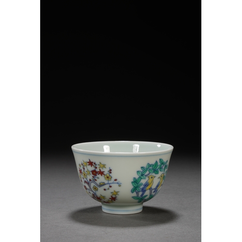 46 - A wucai 'birds and floral' cup with chenghua six-character mark8.3cm diameter, 5.5cm high