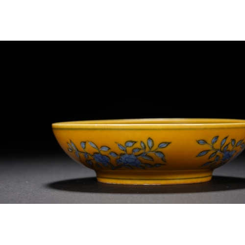 69 - A yellow ground enamelled 'floral' plate with chenghua six-character mark, Qing Dynasty 10cm diamete... 