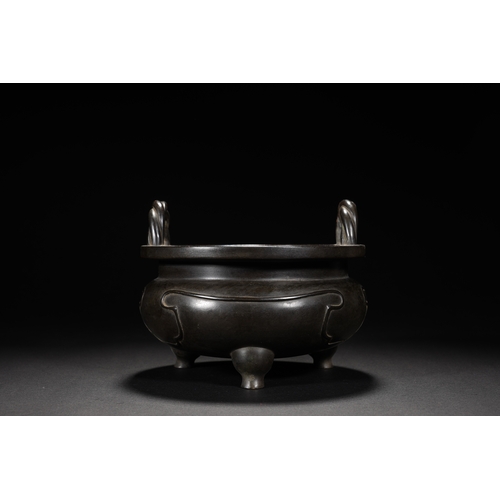 75 - A bronze tripod censer, Qing Dynasty 14.6cm diameter, 11.5cm high