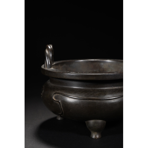 75 - A bronze tripod censer, Qing Dynasty 14.6cm diameter, 11.5cm high