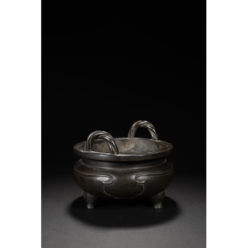 75 - A bronze tripod censer, Qing Dynasty 14.6cm diameter, 11.5cm high