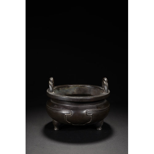 75 - A bronze tripod censer, Qing Dynasty 14.6cm diameter, 11.5cm high