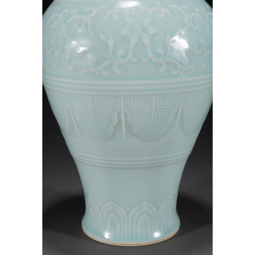 89 - A celadon glazed vase, Qing Dynasty 26.5cm high, 14cm wide